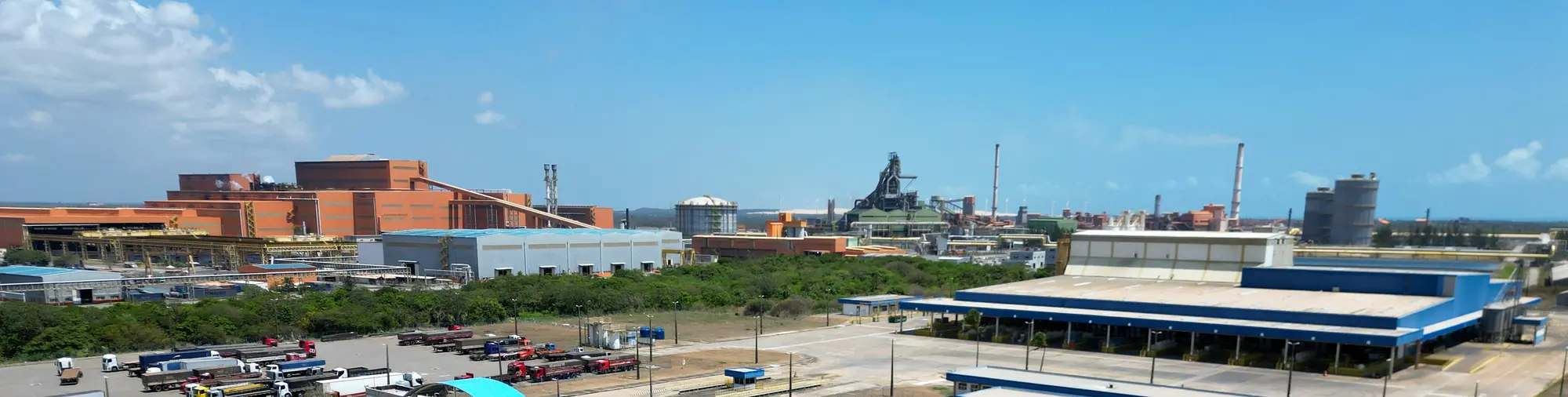 Galpões e prédios de uma fábrica vistos do alto