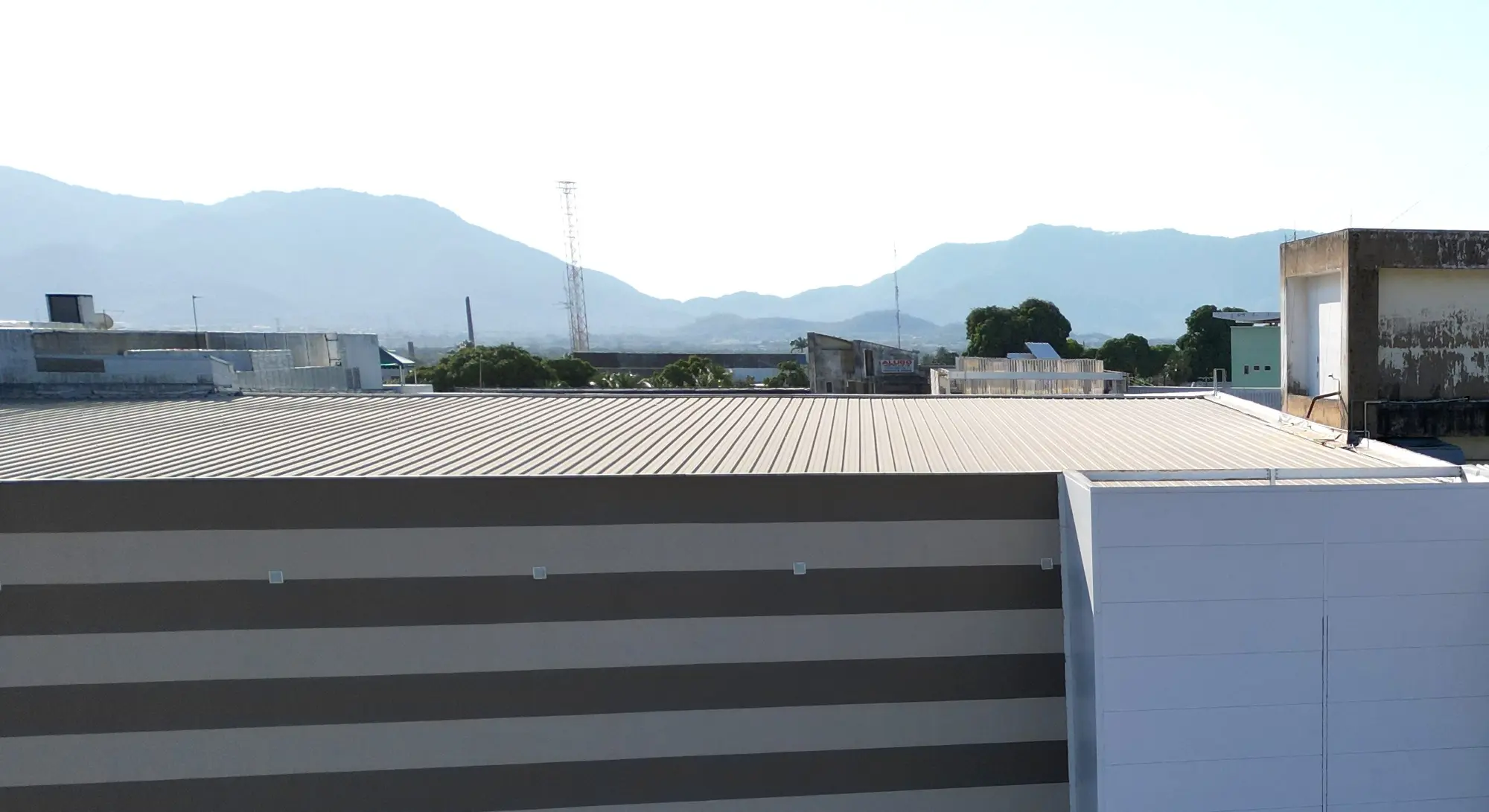 Fachada de prédio comercial de grande porte vista do alto
